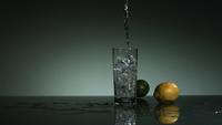 Klar koldioxidhaltig hällning och stänk i ultra slow motion (1 500 fps) i ett glas fyllt med is - LIQUID POUR 009