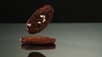 Kakor som faller och studsar i ultra slow motion (1500 fps) på en reflekterande yta - KOKOR PHANTOM 087