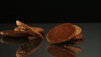 Kakor som faller och studsar i ultra slow motion (1 500 fps) på en reflekterande yta - COOKIES PHANTOM 112