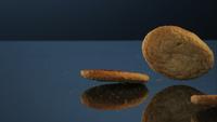 Kakor som faller och studsar i ultra slow motion (1 500 fps) på en reflekterande yta - COOKIES PHANTOM 052