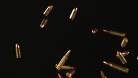 Balles qui tombent et qui rebondissent en ultra-lent mouvement (1 500 pieds par seconde) sur une surface réfléchissante - BULLETS PHANTOM 028