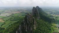 Flygfoto som flyger över berget i Thailand