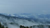 Belas montanhas cheias de nevoeiro.