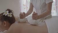 Mulher jovem e bonita recebendo massagem na Tailândia