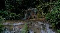 Cachoeiras de floresta tropical e águas cristalinas