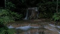 Cachoeiras de floresta tropical e águas cristalinas