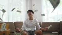 Slow-motion Portret van zeer gelukkig succesvolle juichende man geld gooien in de lucht