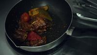 Ralenti - Les chefs préparent et cuisinent des plats dans la cuisine d&#39;un restaurant.