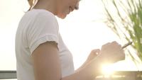 Vrolijke Aziatische toeristenblogger vrouw die smartphone voor richting gebruiken en op plaatsingskaart kijken.