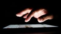 Toucher de la main sur un ordinateur tablette à écran