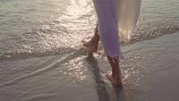 Jonge Aziatische vrouw die op een strand loopt