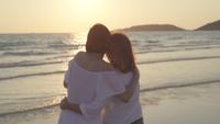 Mooie vrouwen gelukkig op het strand