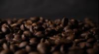 Bruna rostade kaffebönor som faller på en hög