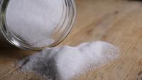 Grains de sel blanc