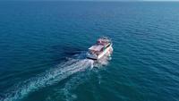 Drone segue um barco turístico em 4K