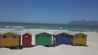 Cabanes de plage en bois colorées sur la plage de Muizenberg