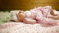 Niña en un vestido rosa