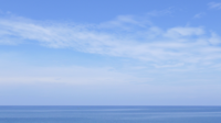 Nubes blancas moviéndose sobre el mar