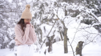 Mujer afuera cuando está nevando