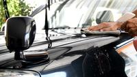 Pessoal da lavagem de carros que limpa um carro