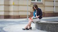 Vrouw Die Een Boek In De Stad Leest