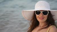 Junge Frau, Die Auf Dem Strand Ein Sonnenbad Nimmt