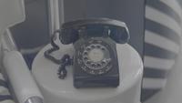 Telefone antigo sobre uma mesa