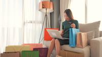 Kvinna som shoppar online