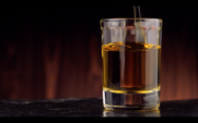 Whisky hällde in ett glas