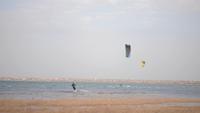 Kitesurfers åka i starka vindar