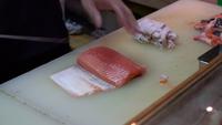 Ruwe verse zalm snijden