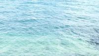 Lindo mar azul com uma luz natural da manhã de verão