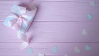 Weiße Geschenkbox mit Band und Konfetti