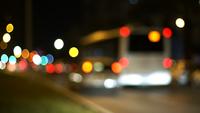 Luzes de Bokeh de carros de tráfego à noite