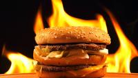 Köstlicher Hamburger in Flammen