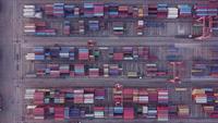4 k luchtfoto schot van containers in de haven