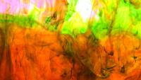Regenboog gekleurde inkt druppels mengen in water