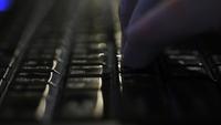 Programmerare som använder tangentbordet på en bärbar dator på natten