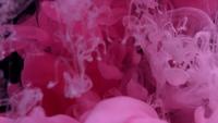 Tinta rosa na água