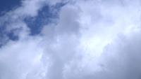 Nuvens cumulus brancas com cores naturais como lapso de tempo