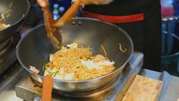 Nouilles sautées asiatiques cuisson dans la casserole