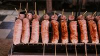 Op houtskool gegrilde Sai krok Isaan-worstspiesjes