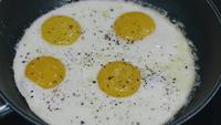 Oeufs frits cuits dans une casserole