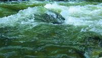Wildwasserfluss fließt über die Felsen