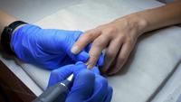 El maestro hace manicura