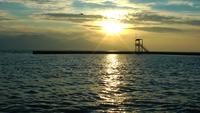 O mar e doca durante o pôr do sol