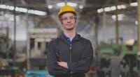 Tekniker med blått enhetligt anseende i fabriken