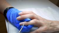 Manicurista manos quitando cutícula de uñas femeninas