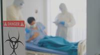 Biohazard Banner framför ett högt skyddat rum med en karantäninfekterad patient