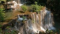 Cachoeira Huay Mae Kamin na província de Kanchanaburi, Tailândia